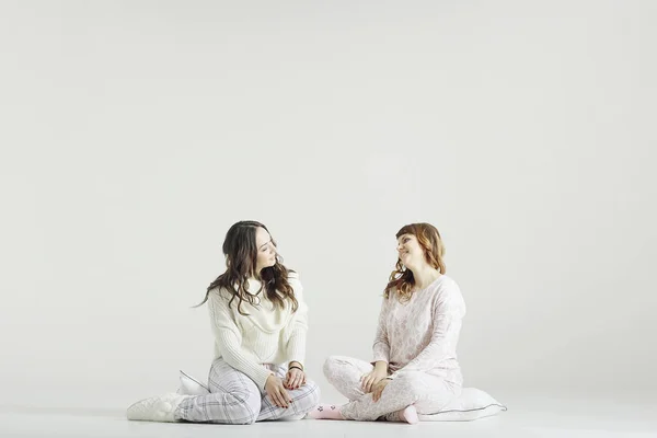 Junge Frauen im Pyjama — Stockfoto