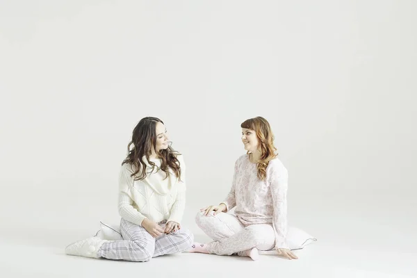 Junge Frauen im Pyjama — Stockfoto