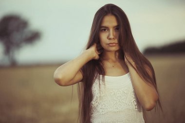 buğday alanında uzun saçlı kadın