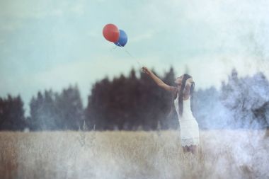uçan balonlar ile buğday alan kadın