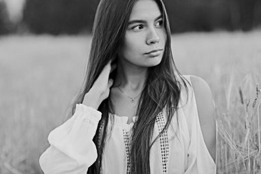 buğday alanında genç kadın