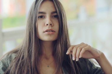 Uzun saçlı genç bir kadın.