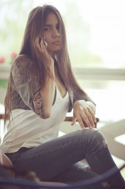 genç kadın cep telefonu konuşurken