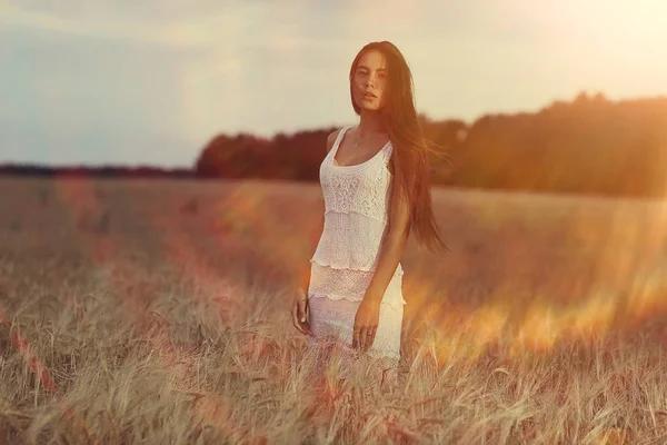 Kobieta z długimi włosami w dziedzinie pszenna — Zdjęcie stockowe