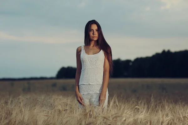 Frau mit langen Haaren im Weizenfeld — Stockfoto