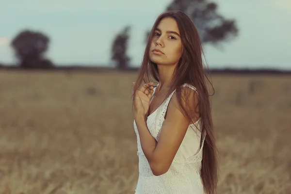 Jonge vrouw in wheaten veld — Stockfoto