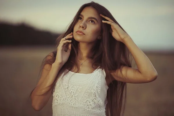 Femme aux cheveux longs dans un champ de blé — Photo