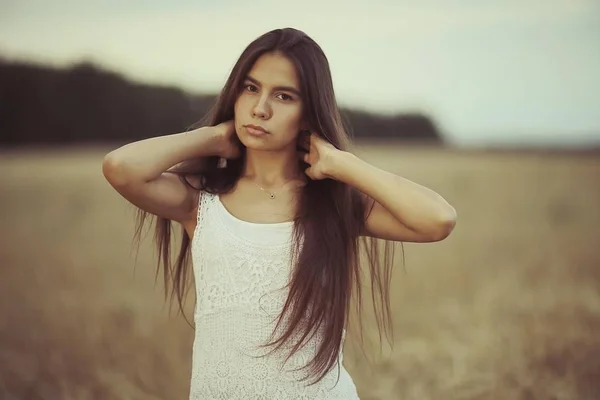 Mujer con el pelo largo en el campo de trigo — Foto de Stock