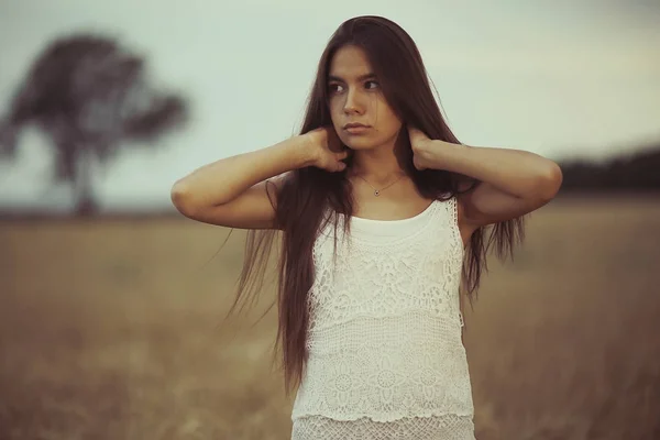 Young woman in wheaten field — Stock Photo, Image