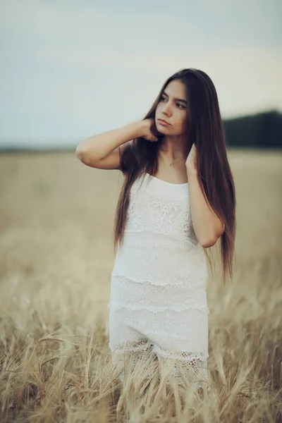 Młoda kobieta w dziedzinie pszenna — Zdjęcie stockowe