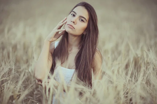 Mujer joven en el campo de trigo —  Fotos de Stock