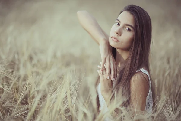 Vrouw met lange haren in wheaten veld — Stockfoto