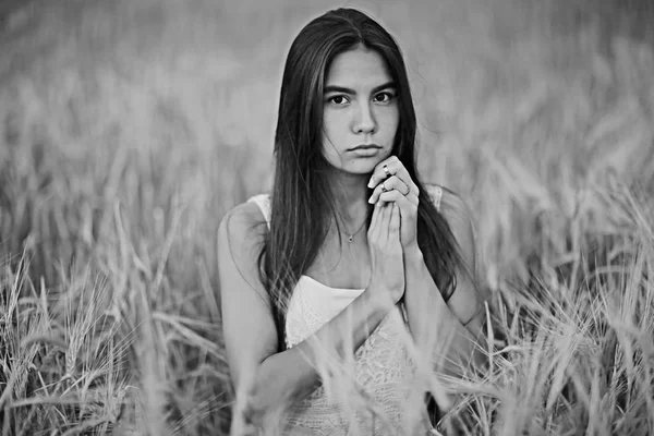 Kvinna med långt hår i wheaten fält — Stockfoto