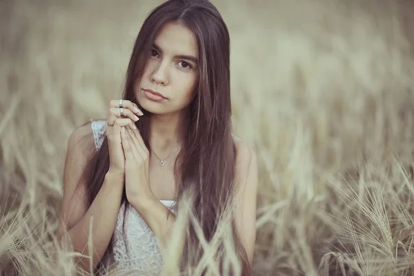 Young woman in wheaten field — Stock Photo, Image