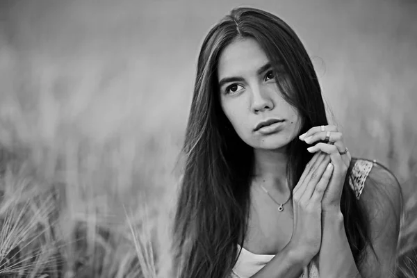 Donna con i capelli lunghi in campo di grano — Foto Stock