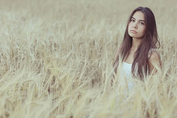 Giovane donna in campo di grano — Foto Stock