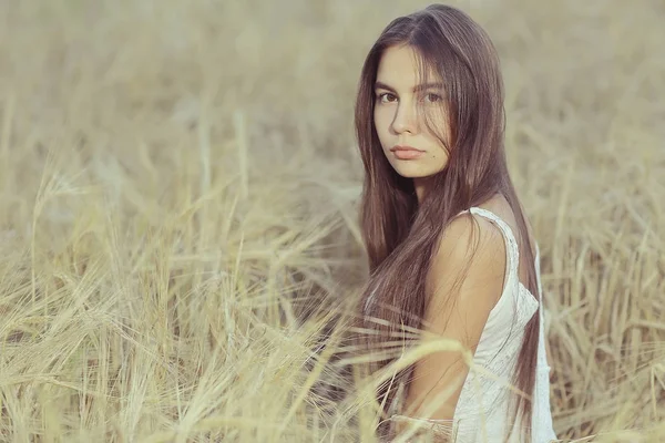 Mujer joven en el campo de trigo —  Fotos de Stock