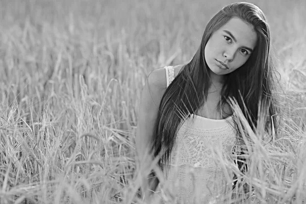 Donna con i capelli lunghi in campo di grano — Foto Stock