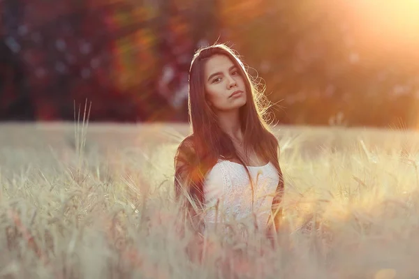 Giovane donna in campo di grano — Foto Stock