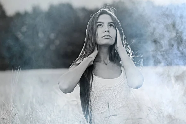 Žena s dlouhými vlasy v pšenice pole — Stock fotografie