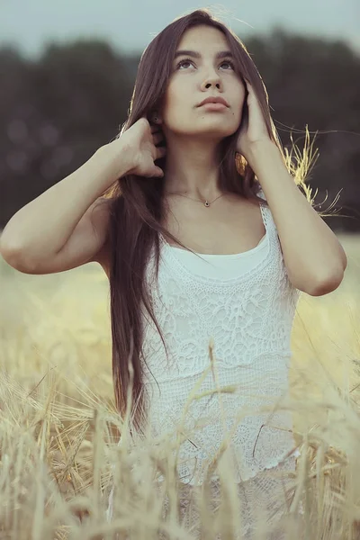 Buğday alanında uzun saçlı kadın — Stok fotoğraf