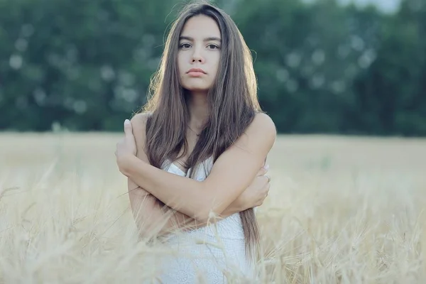 Jovem mulher no campo de trigo — Fotografia de Stock