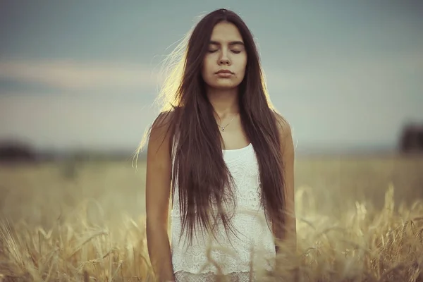 Buğday alanında genç kadın — Stok fotoğraf