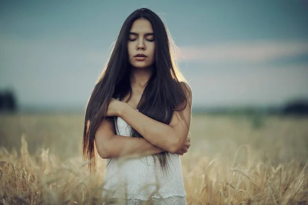 Jovem mulher no campo de trigo — Fotografia de Stock