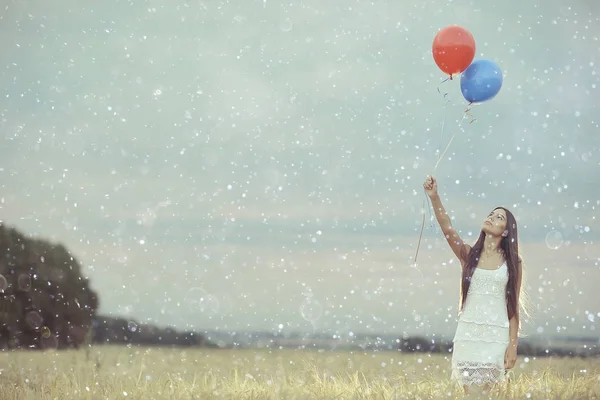 Femme dans un champ de blé avec des ballons volants — Photo