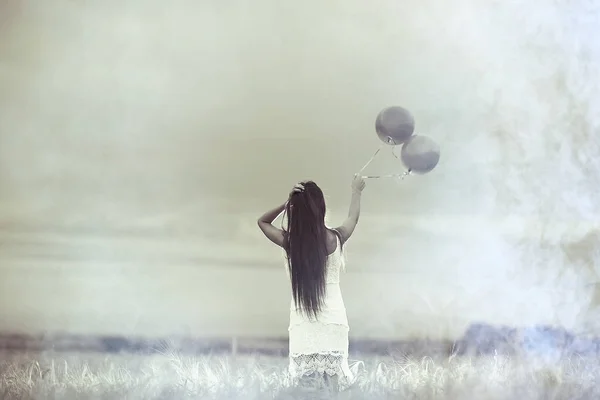 Mujer en campo de trigo con globos voladores — Foto de Stock