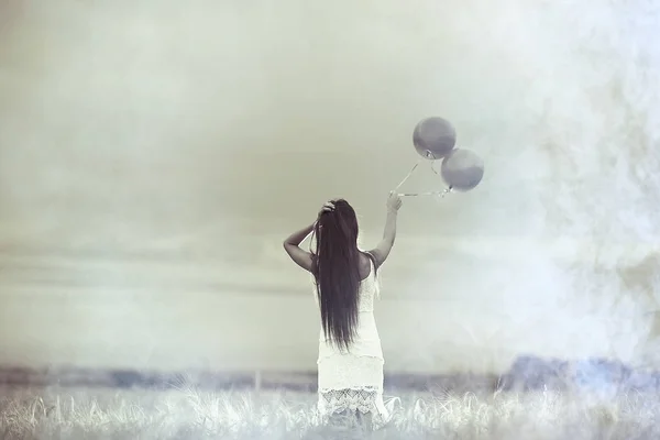 Donna in campo di grano con palloncini volanti — Foto Stock