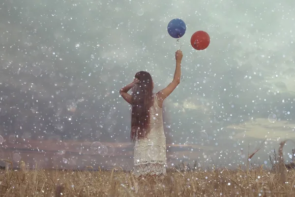 Femme dans un champ de blé avec des ballons volants — Photo