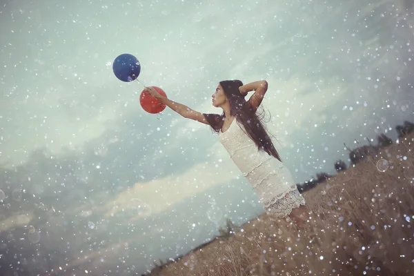 Donna in campo di grano con palloncini volanti — Foto Stock