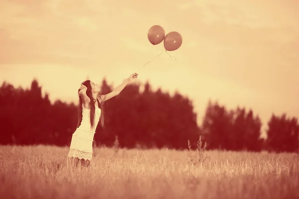 Γυναίκα σταρένιο πεδίο με πέταγμα αερόστατων — Φωτογραφία Αρχείου