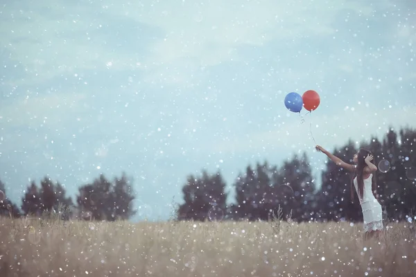 Mujer en campo de trigo con globos voladores — Foto de Stock