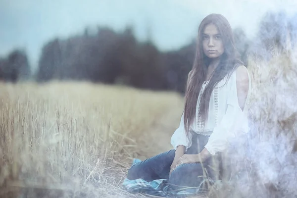 Mujer con el pelo largo en el campo de trigo — Foto de Stock