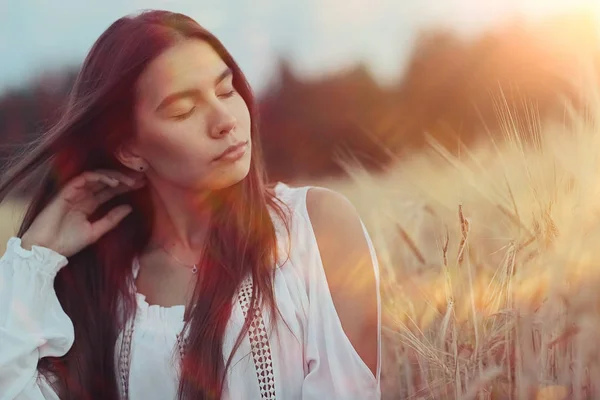 Молодая женщина в пшеничном поле — стоковое фото
