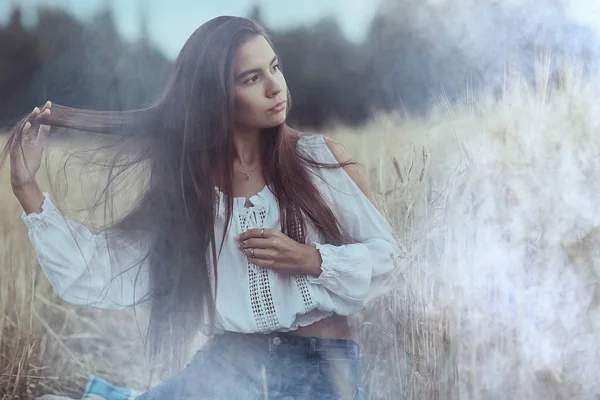 Mujer joven en el campo de trigo — Foto de Stock