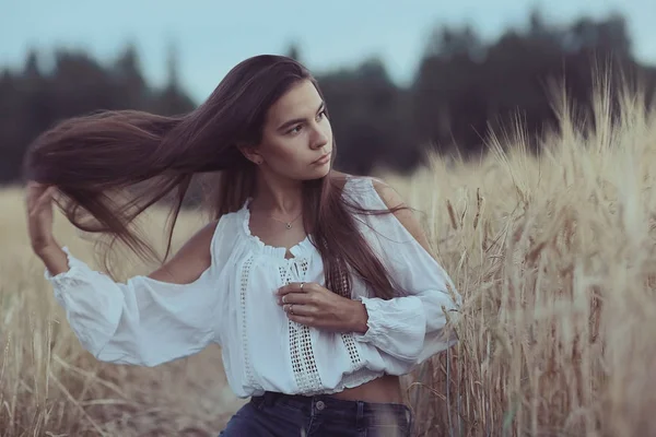 Mulher com cabelos longos no campo de trigo — Fotografia de Stock