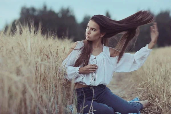 Jovem mulher no campo de trigo — Fotografia de Stock