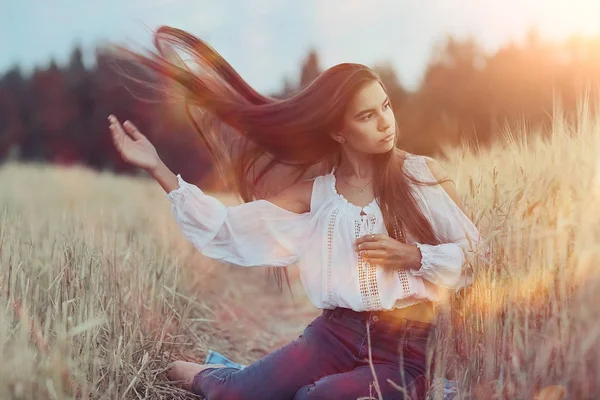 Mulher com cabelos longos no campo de trigo — Fotografia de Stock