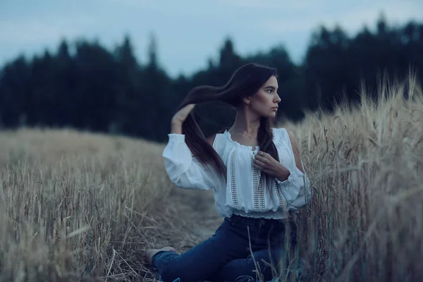 Mujer joven en el campo de trigo —  Fotos de Stock