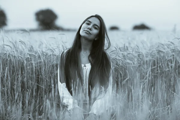 Žena s dlouhými vlasy v pšenice pole — Stock fotografie