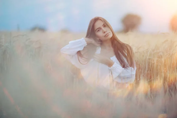 Mulher com cabelos longos no campo de trigo — Fotografia de Stock