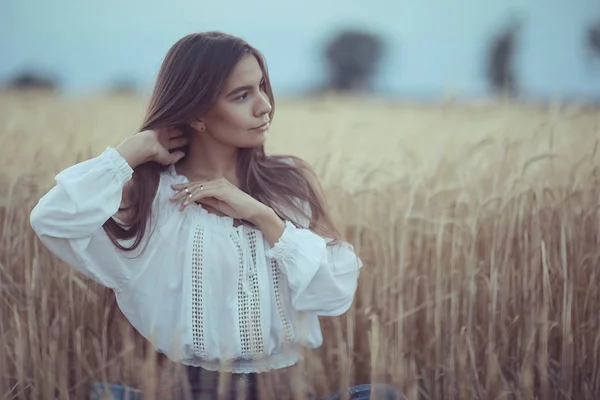 Giovane donna in campo di grano — Foto Stock