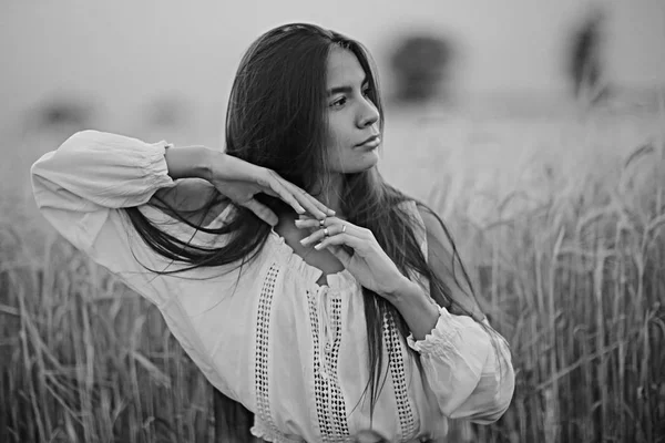 Jovem mulher no campo de trigo — Fotografia de Stock