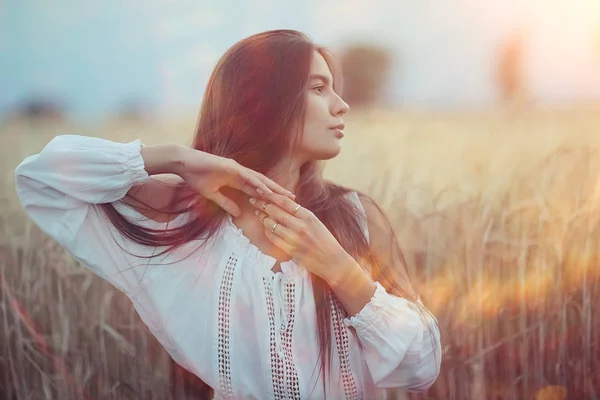 Buğday alanında genç kadın — Stok fotoğraf