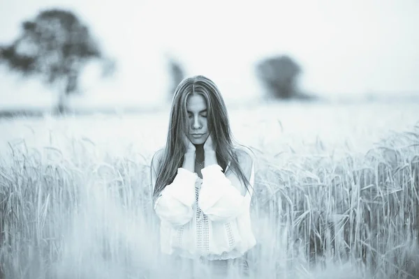 Mladá žena v pšenice pole — Stock fotografie