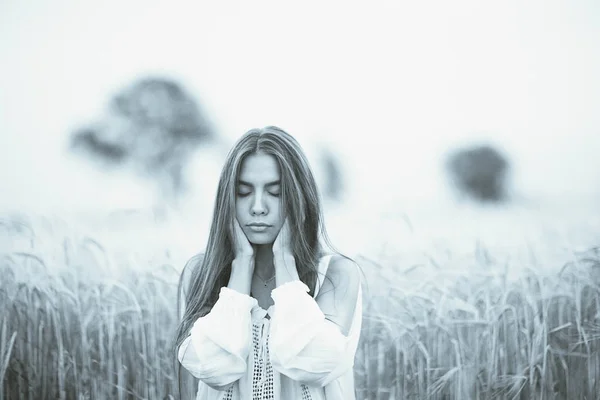 Mujer joven en el campo de trigo — Foto de Stock