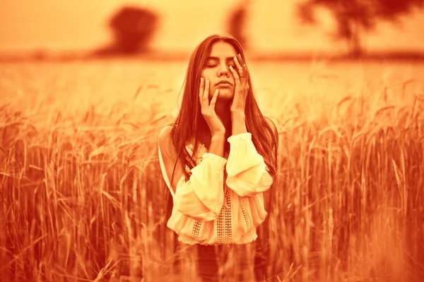 Молодая женщина в пшеничном поле — стоковое фото